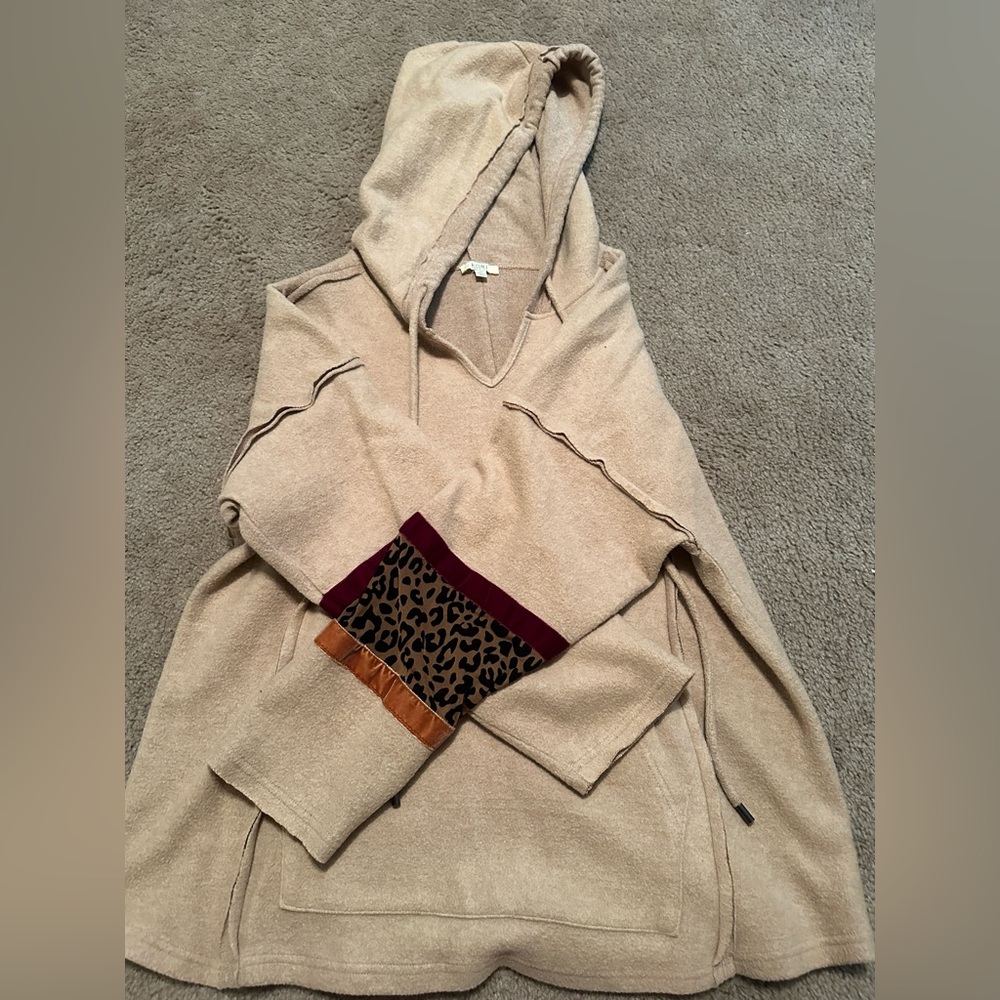 TAN SWEATER/HOODIE THAT IS ‼️SUPER CUTE‼️